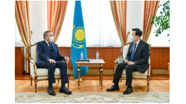 张霄大使会见哈萨克斯坦副总理兼外长特列乌别尔季