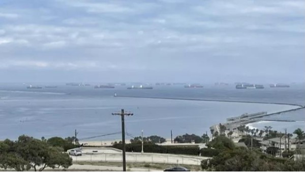 堵堵堵，72艘集装箱船停泊在洛杉矶和长滩港
