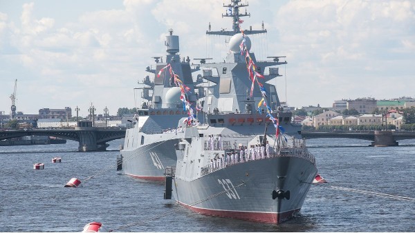 俄罗斯总统普京在海军节阅兵式上表达祝贺