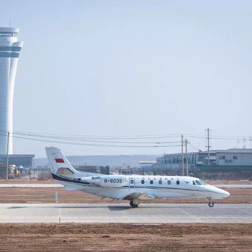 中国首个专业货运机场在湖北鄂州建成校飞