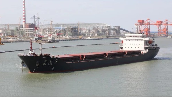通州湾新出海口中天钢铁海港码头迎来首艘大型货轮