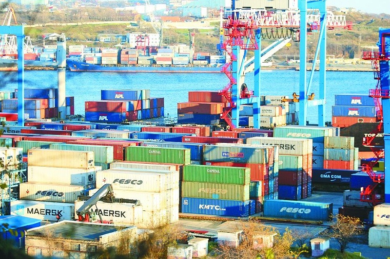 符拉迪沃斯托克港堆积的货运集装箱