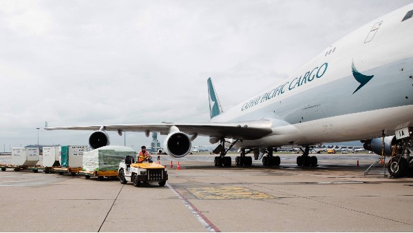 国泰航空使用海运运输来更快地运送货物