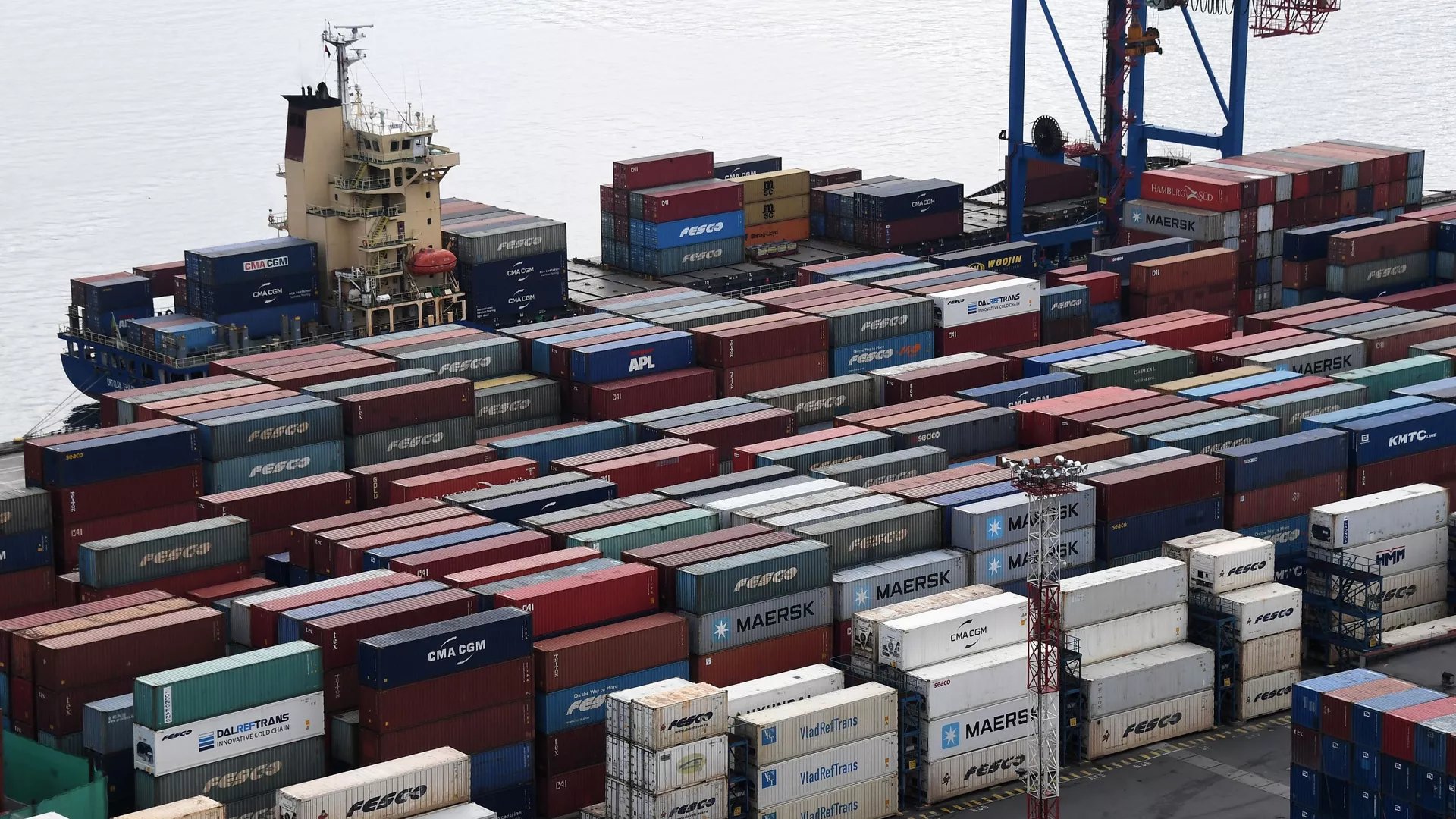 中国上半年外贸进出口额同比增长2.1%
