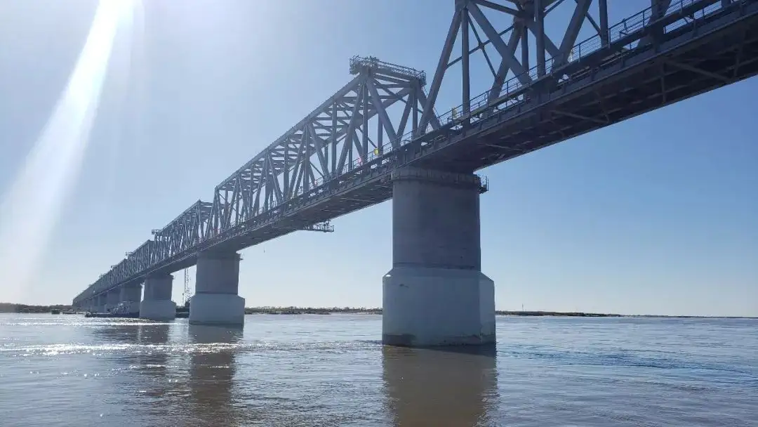 中国俄罗斯通过阿穆尔河大桥增加货运量
