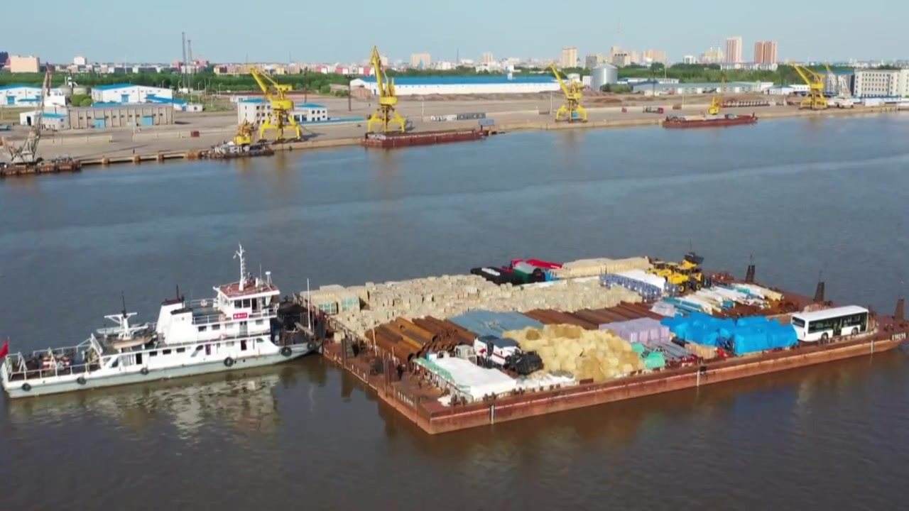今年夏季首航:4艘千吨级驳船从黑龙江省同江口岸驶往俄罗斯港口