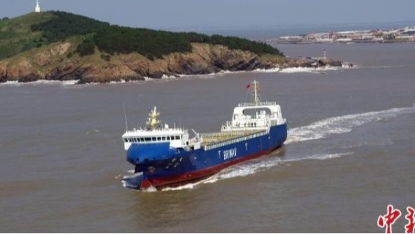 中国首艘自主航行的集装箱商船进行海试
