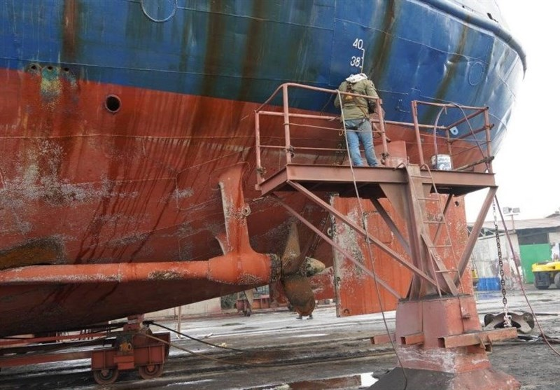 正在维修的俄罗斯货船